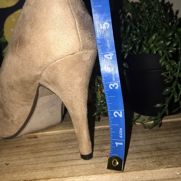 Delicious Tan Suede High Heels Gold Bows Size 10 - Picture 7 of 8